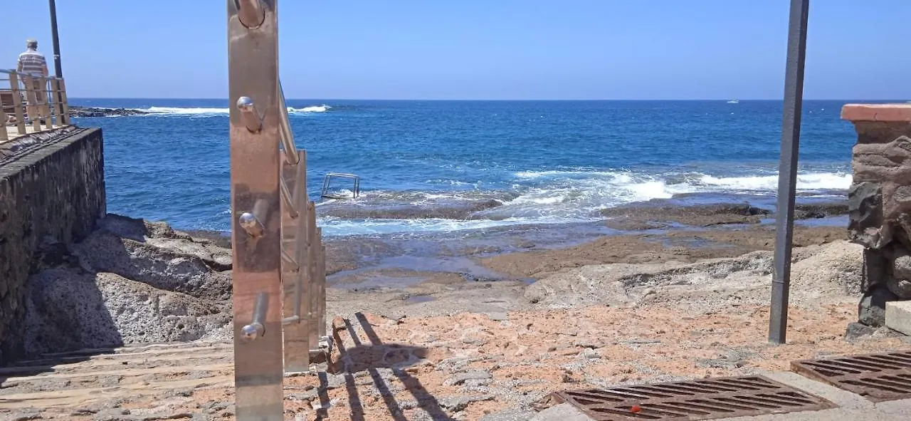 אדחה Spacious Apartment Just Few Steps Of The Ocean In La Caleta ספרד